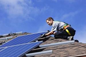 Top-Solar-Panel-Trends-in-2016-(Man-Solar-PV-Installation